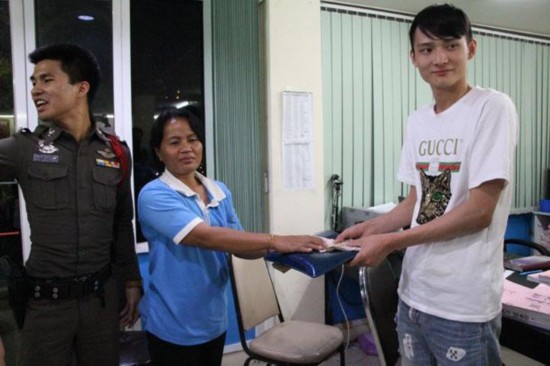 泰国的姐拾金不昧 获中国游客5000泰铢答谢