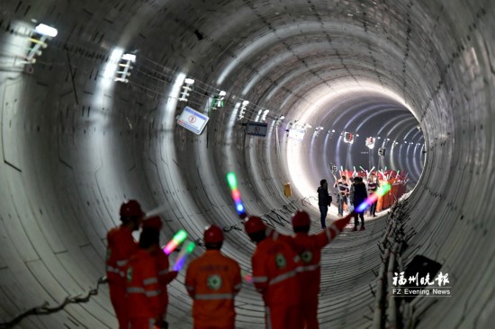 地铁2号线18个车站主体封顶 计划明年1月底前全线试运行
