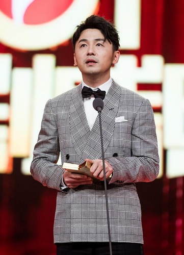 马伊璃调侃雷佳音长相丧萌 二人同框深情拥抱