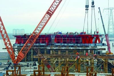新西氿大桥进入钢桁梁吊装