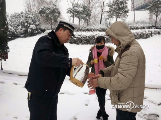 宝鸡迎2018年首场降雪 交警全员上路确保交通