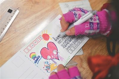 南京新城小学学生手绘明信片 情暖留守儿童