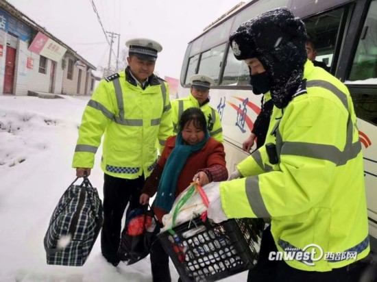 宝鸡迎2018年首场降雪 交警全员上路确保交通