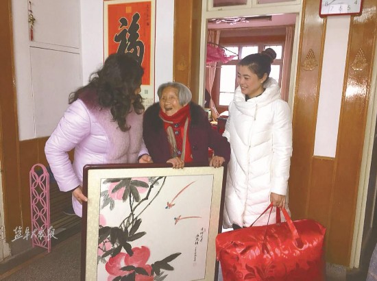 盐城一百岁老人过生日 社区人员来祝贺