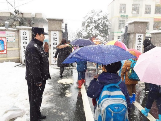 顶风冒雪蜀山区领导检查校园安全 保驾护航校