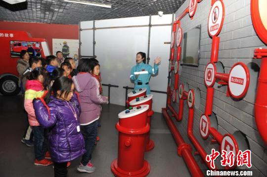 青岛启用家庭安全应急演练实训基地 萌娃现场