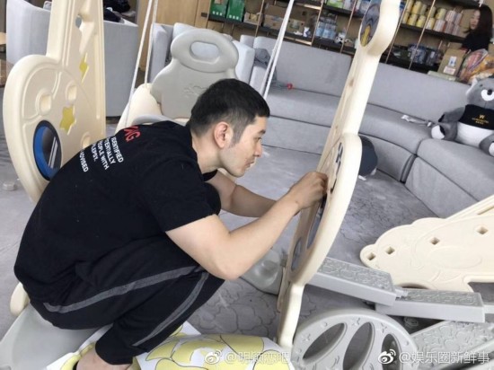 黄晓明豪宅曝光柜子囤15罐奶粉 家里像游乐场一样好多好玩的玩具