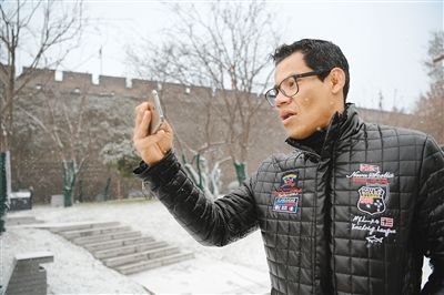 第一次看到了雪 巴西男子拍古城雪景与家人分享