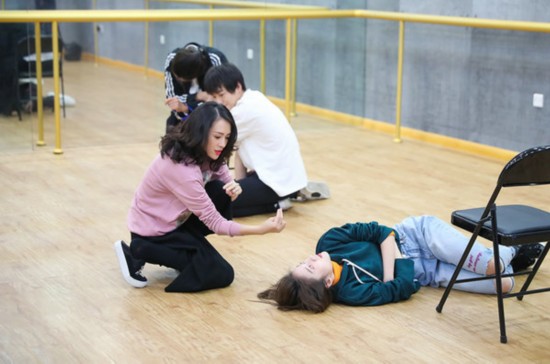 演员的诞生:章子怡为稀土部队打气连线舒淇