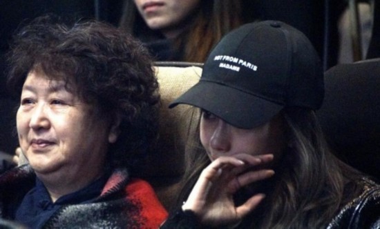 黄晓明携妈妈和老婆宣传影片 baby再现仙女式