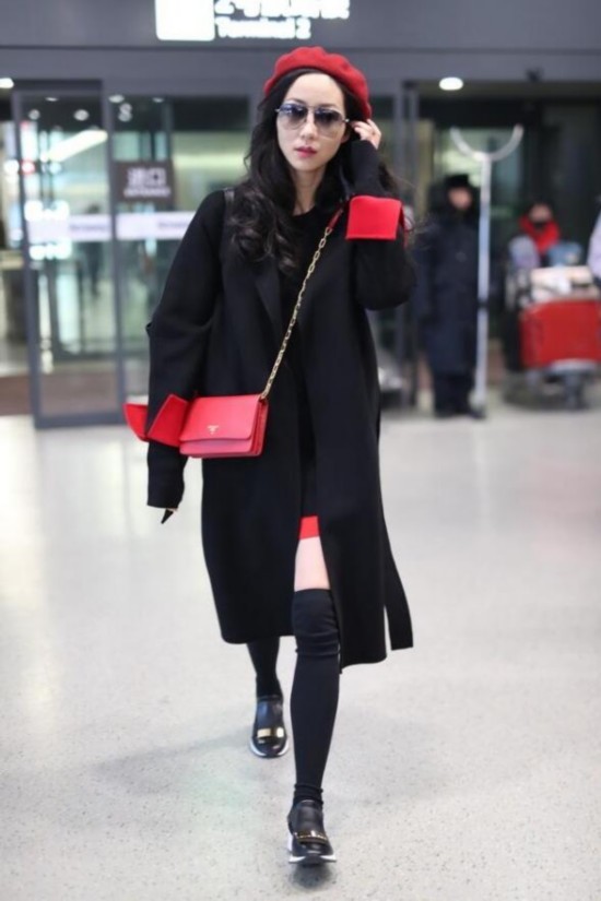 韩雪红黑两色外套现身机场 复古摩登感十足