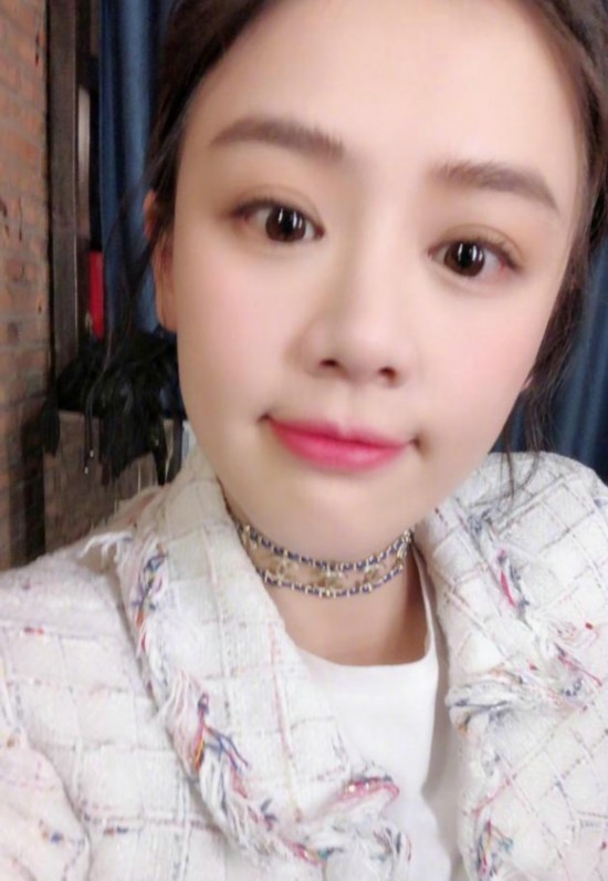 马思纯晒素颜自拍对镜卖萌:再累也不敢误我胖