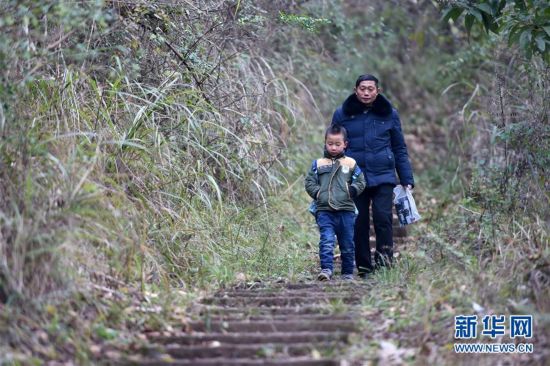 重庆:61岁教师坚守乡村小学40年