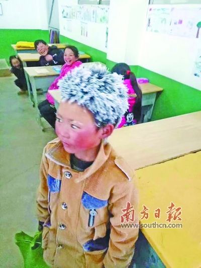 头顶冰霜每天走4公里山路上学 冰花男孩 走红