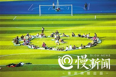 山城艳阳高照 巴渝雪花飞舞