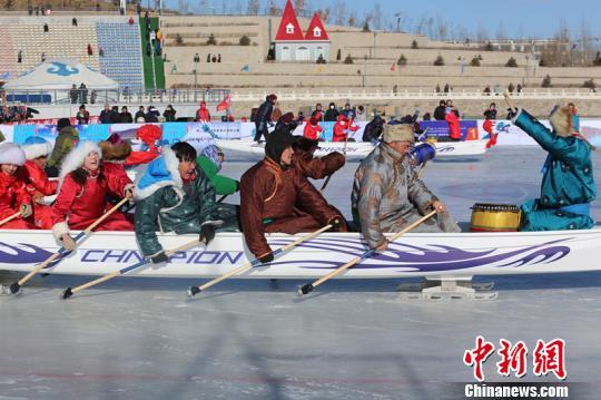 Participators compete in the first world ice dragon boat championship which kicked off on Wednesday in Dolon Nor, Xilingol League, north China's Inner Mongolia Autonomous Region. [Photo: Chinanews.com]