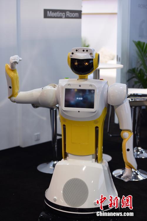 2018国际消费电子展上演人与机器人乒乓球对