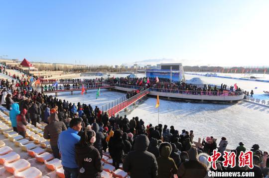 Participators compete in the first world ice dragon boat championship which kicked off on Wednesday in Dolon Nor, Xilingol League, north China's Inner Mongolia Autonomous Region. [Photo: Chinanews.com]