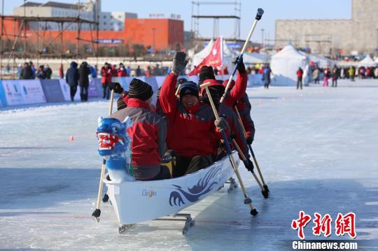 Participators compete in the first world ice dragon boat championship which kicked off on Wednesday in Dolon Nor, Xilingol League, north China's Inner Mongolia Autonomous Region. [Photo: Chinanews.com]