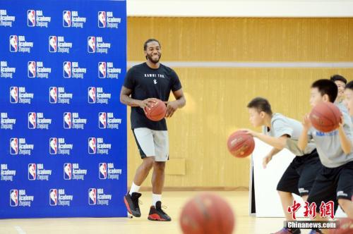 NBA常规赛近半悬念仍在勇士 最佳新秀西蒙斯