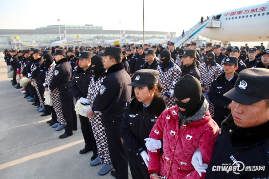 陕西破获一起跨国电信诈骗案 63名嫌疑人被押