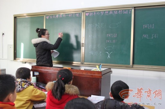 告别吃灰!宝鸡一小学黑板变绿板 粉笔变水笔