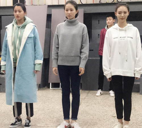 关晓彤参加北电期末考试 穿校服合影清爽乖巧