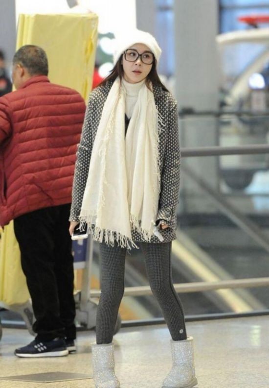 萧蔷短大衣配紧身裤保养得宜 一路手机玩不停