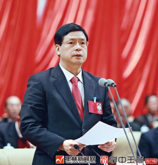 自治区党委常委,玉林市委书记,市人大常委会主任莫恭明主持闭幕会