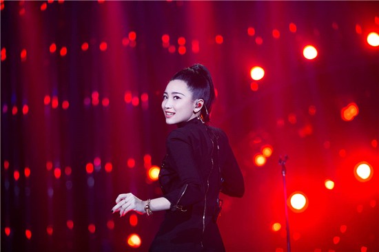 张天《歌手》首秀 散发魅力引期待