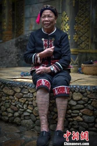 黎族文身老人在景区从事旅游业。　骆云飞 摄