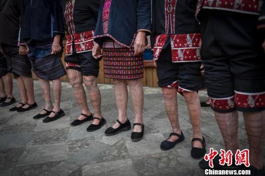 黎族文身面纹就有37式，手臂纹14式，腿纹10式。图为文身图案。　骆云飞 摄