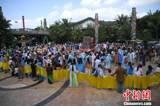 三亚游客着异域特色丝路服饰玩穿越