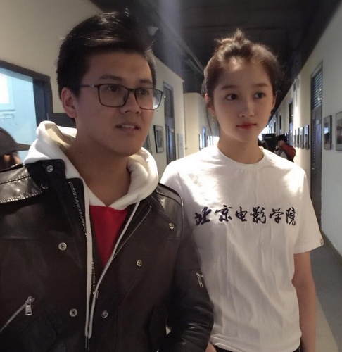 关晓彤参加北电期末考试 穿校服合影清爽乖巧