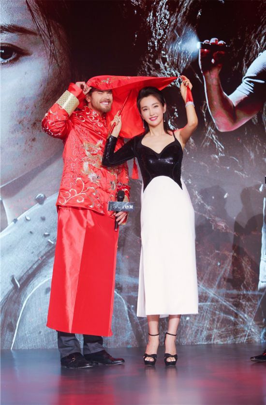 《谜巢》举办首映发布会 李冰冰为凯南·鲁兹