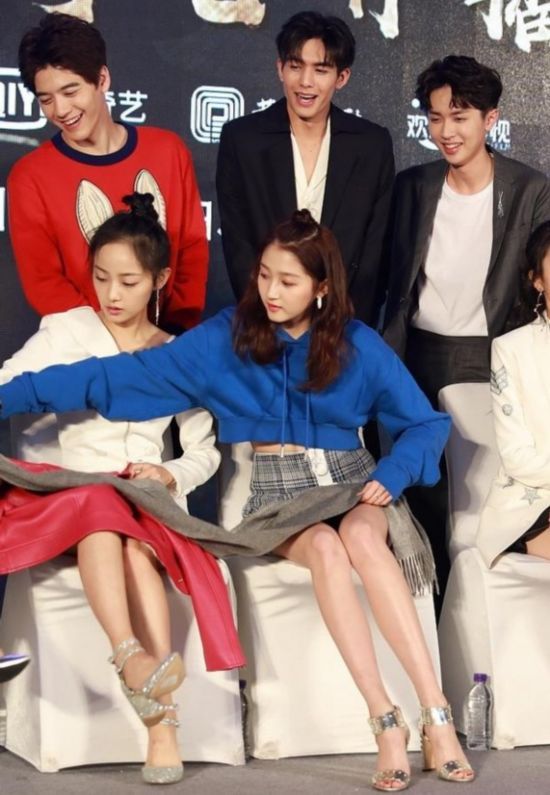 晓彤少女发型出席活动 短裙入座围巾盖腿防走光