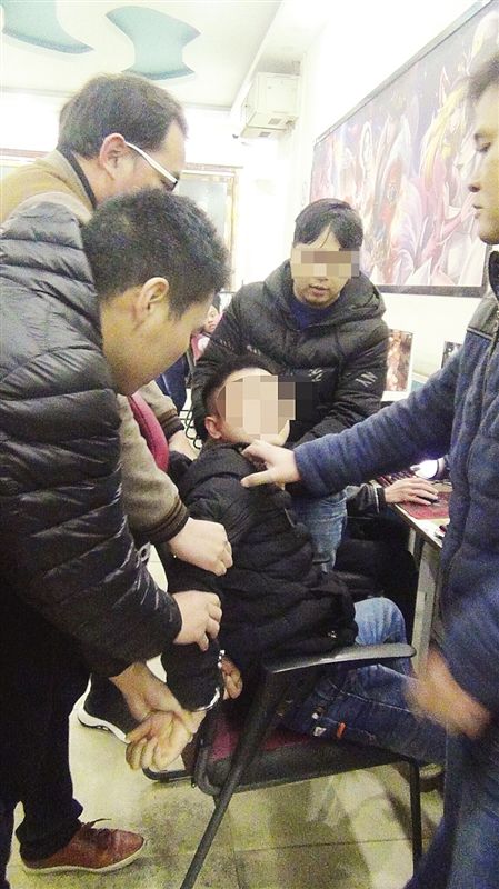 为玩网游持菜刀接连抢劫两人 落网时依旧在打