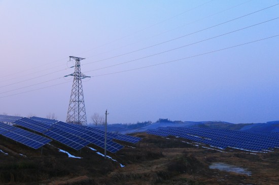 装了光伏发电板的金寨县刘冲村原来这么美