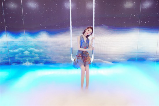 陈瑶写真轻盈甜美 踏云而来的秋千少女诱惑无