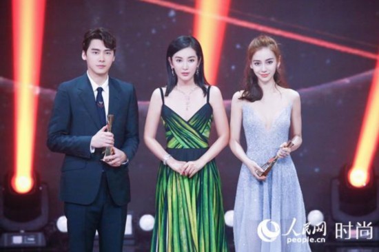 Angelababy水蓝深V仙女裙宛如精灵 获年度热