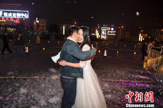 男子婚纱求婚_求婚图片动漫(3)