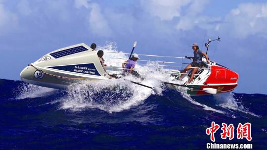 An undated photo shows female rowing team Kung Fu Cha Cha, composed of four students from Shantou University, taking part in the Talisker Whisky Atlantic Challenge. [Photo provided by Li Ka Shing Foundation to Chinanews.com]