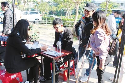 海南省残疾人就业月专场招聘会在海口举行