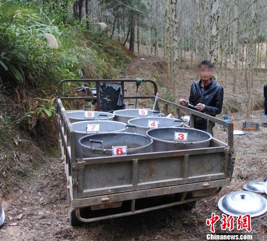 广西柳州警方山区端制毒窝点 抓获嫌犯18人缴