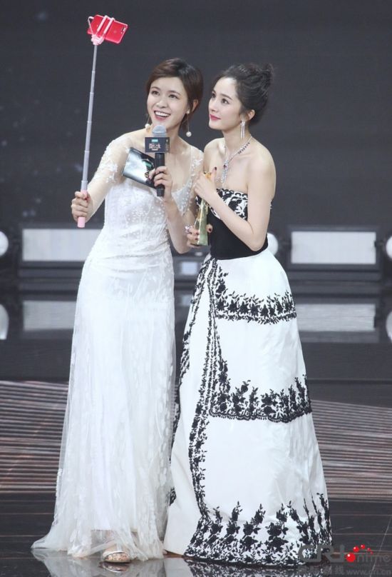 2017微博之夜:张一山为杨紫提裙摆 关晓彤景甜