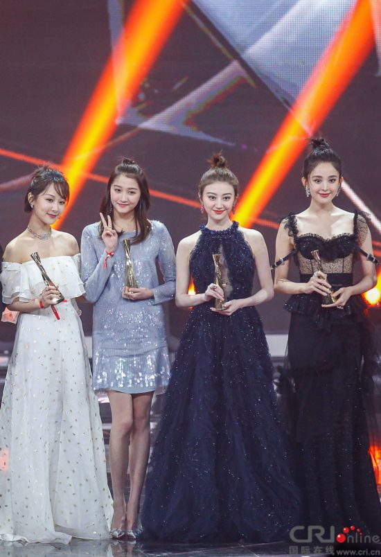 2017微博之夜:张一山为杨紫提裙摆 关晓彤景甜