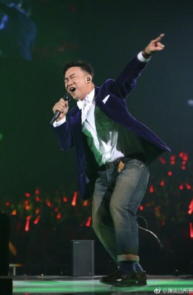 陈奕迅晒演唱现场照自黑撅网络搞怪成表情没有屁股包图的表情图片