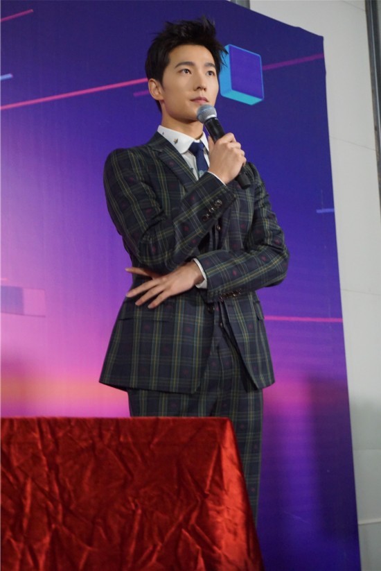 杨洋《全职高手》做足准备 玩电竞游戏变网瘾