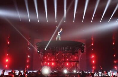 陈奕迅晒演唱会现场照 自黑撅屁股搞怪成表情