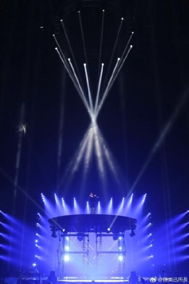 陈奕迅晒演唱会现场照 自黑撅屁股搞怪成表情